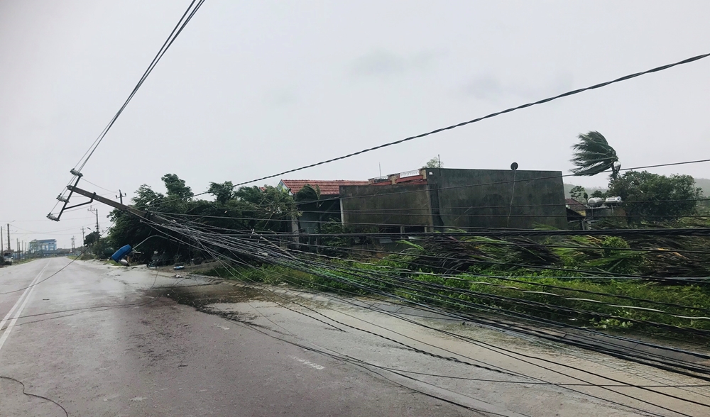 Gió to, mưa lớn của bão số 9 khiến nhiều nơi bị mất điện.